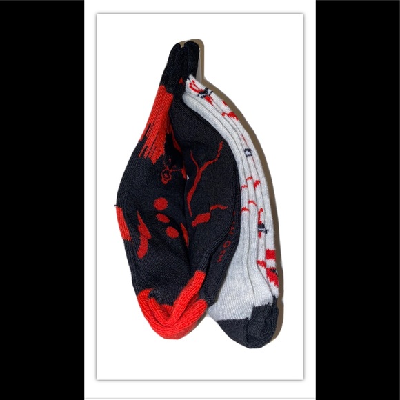 IT Pennywise Crew Socks 2 Pair Men 6-12 Gray Black Red Clown Horror Killer Float - Picture 9 of 12